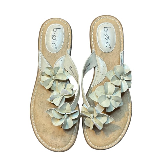 b.ø.c Sandals Womens Size 8 White Flower Thong Flip Flop Slip On Comfort Padded - Picture 1 of 10